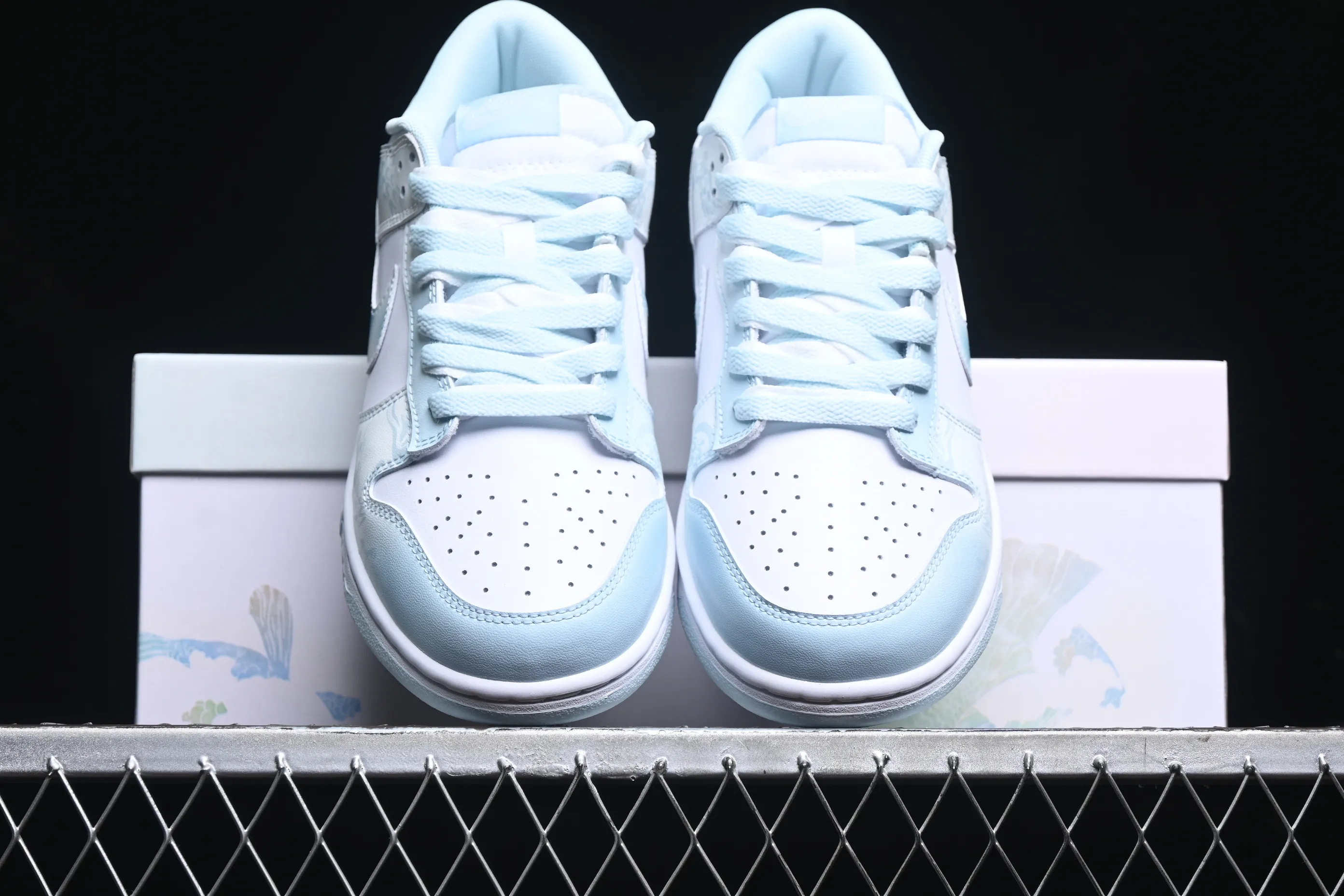 All Categories Nk SB Dunk Series Nk SB Dunk Low Low-top sneakers Nk Dunk low Year of the Dragon Limited Royal Dragon Blue and White White and Blue New Chinese style Low-top casual sneakers DV0833-104